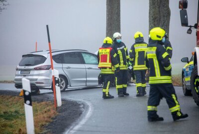 Fahrer bei Großrückerswalde verletzt: PKW kollidiert mit Baum - Auf der Wolkensteiner Straße kam es heute zu einem Unfall, bei dem eine Person verletzt wurde. Foto: B&S/Bernd März
