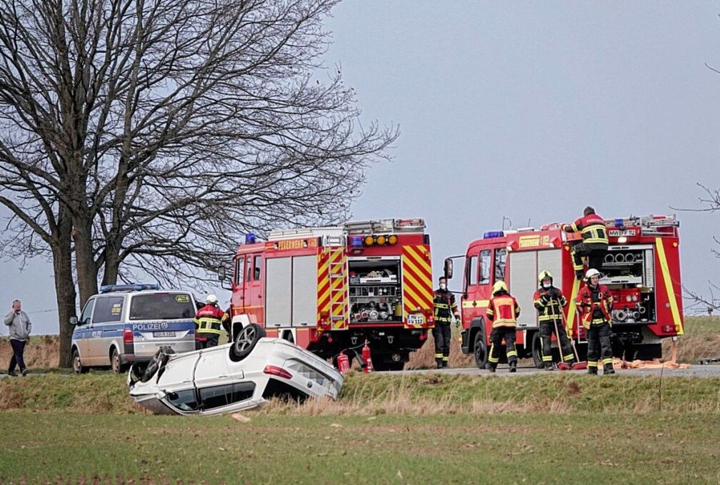 Fahrer nach Unfall in Garnsdorf schwer verletzt im Krankenhaus - Der Fahrer wurde schwer verletzt in ein Krankenhaus gebracht. Foto: Harry Härtel/Haertelpress 