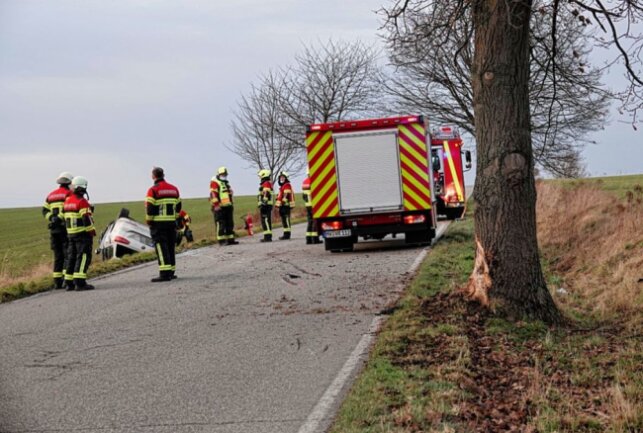 Der Fahrer wurde schwer verletzt in ein Krankenhaus gebracht. Foto: Harry Härtel/Haertelpress 