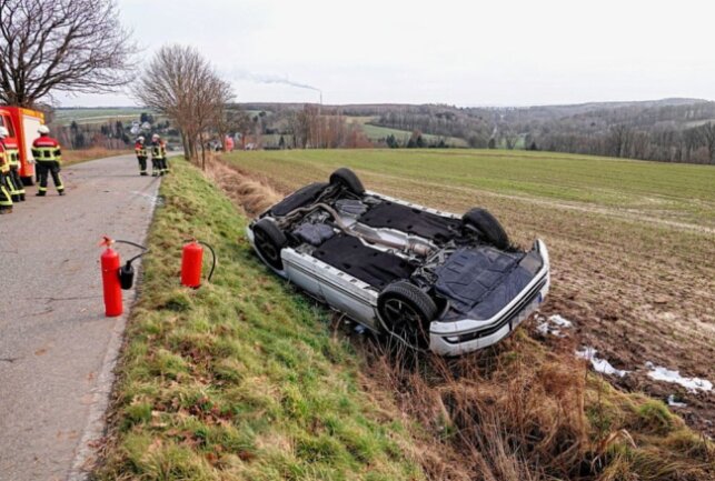 Der Fahrer wurde schwer verletzt in ein Krankenhaus gebracht. Foto: Harry Härtel/Haertelpress 