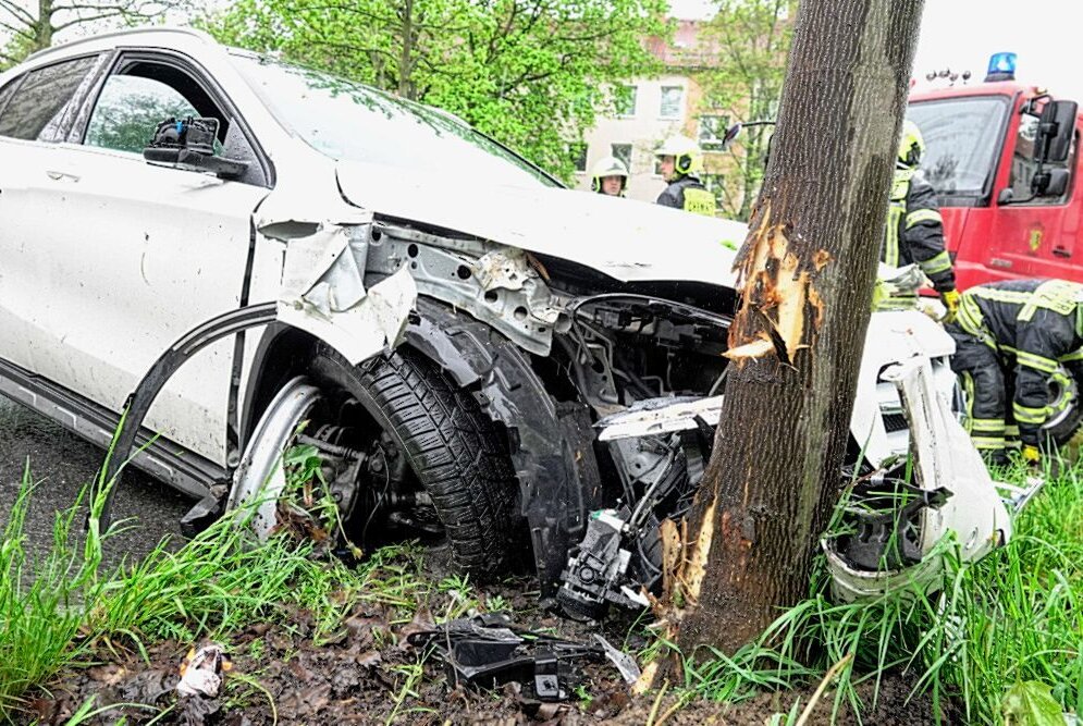 Fahrerflucht nach schwerem Unfall in Bernsdorf - 19.05.2021 Am Mittwoch ereignete sich gegen 9.30 Uhr in Chemnitz auf de Strassenbäume und verletzte sich dabei schwer. Foto: Harry Härtel/haertelpress