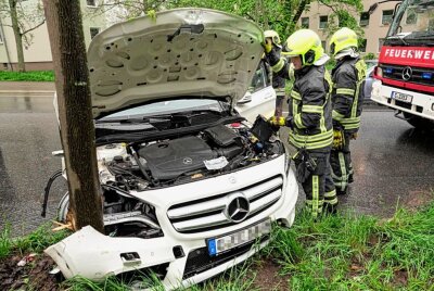Fahrerflucht nach schwerem Unfall in Bernsdorf - 19.05.2021 Am Mittwoch ereignete sich gegen 9.30 Uhr in Chemnitz auf de Strassenbäume und verletzte sich dabei schwer. Foto: Harry Härtel/haertelpress