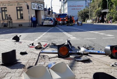 Fahrerin schwer verletzt: PKW prallt gegen Ampelmast - In Leipzig kam es gestern zu einem schweren Verkehrsunfall. Foto: Anke Brod