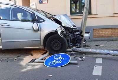 Fahrerin schwer verletzt: PKW prallt gegen Ampelmast - In Leipzig kam es gestern zu einem schweren Verkehrsunfall. Foto: Anke Brod