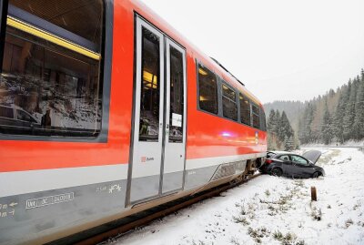 Fahrerin verletzt: PKW kollidiert mit Erzgebirgsbahn - Zwischen Breitenbrunn und Johanngeorgenstadt kollidierte heute ein PKW mit der Erzgebirgsbahn. Foto: Niko Mutschmann