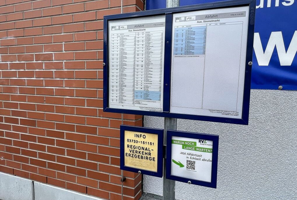Fahrgäste können Live-Abfahrtszeit des Busses abrufen - An den Haltestellen der Linie B in Aue-Bad Schlema ist jetzt eine Echtzeit-Auskunft möglich - wie hier am Simmel-Center in Aue. Foto: Ralf Wendland