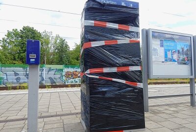 Fahrkartenautomat im Leipziger Südosten gesprengt - In der Nacht vom Dienstag auf Mittowch wurde im Leipziger Südosten ein Fahrkartenautomat gesprengt. Foto: Anke Brod