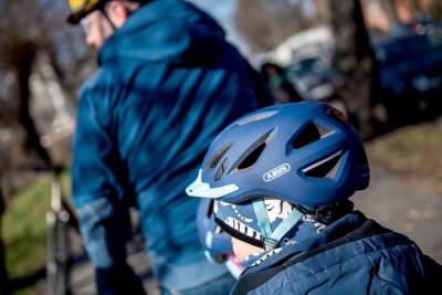 Fahrrad: Auf diese Dinge beim Kindertransport achten - Guter Sitz und gutes Vorbild: Damit er Kinder optimal schützen kann, muss der Fahrradhelm gut passen. Und am besten radeln Erwachsene mit gutem Beispiel voran.