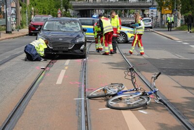 Fahrrad-Fahrer stößt mit Auto zusammen und verletzt sich - Heftiger Unfall in Dresden. Foto: Roland Halkasch
