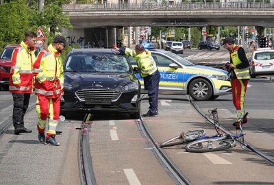 Fahrrad-Fahrer stößt mit Auto zusammen und verletzt sich - Heftiger Unfall in Dresden. Foto: Roland Halkasch