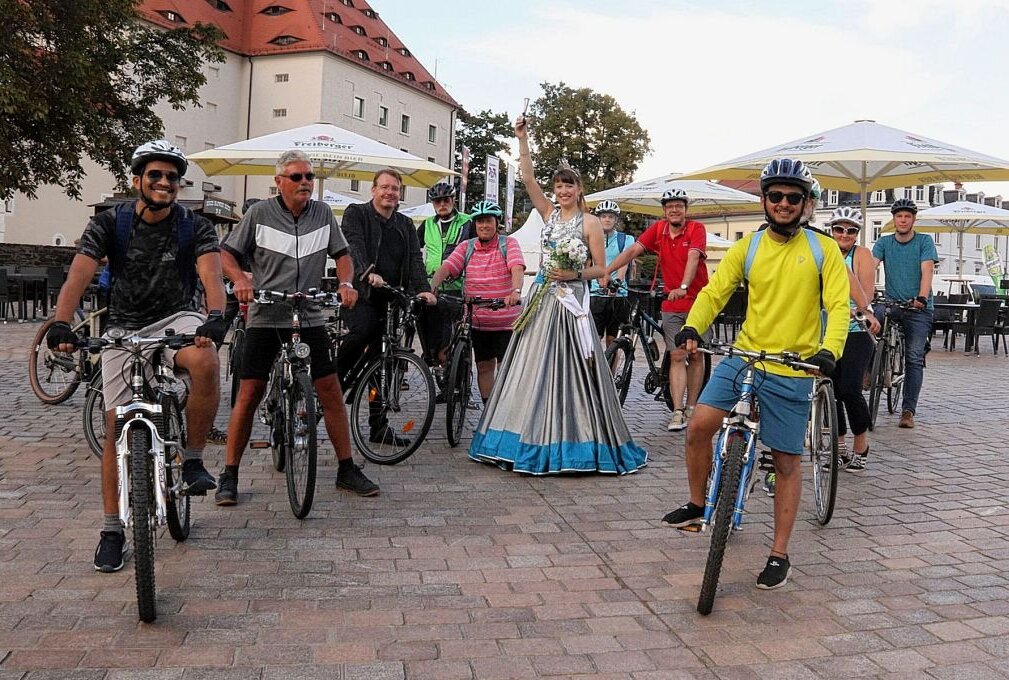 Fahrrad-Kilometer für ein gutes Klima - Silberstadtkönigin Julia gab am 10. September 2021 auf dem Schlossplatz das Startsignal zum 11. Stadtradeln in Freiberg. Foto: SVF/Christian Möls.