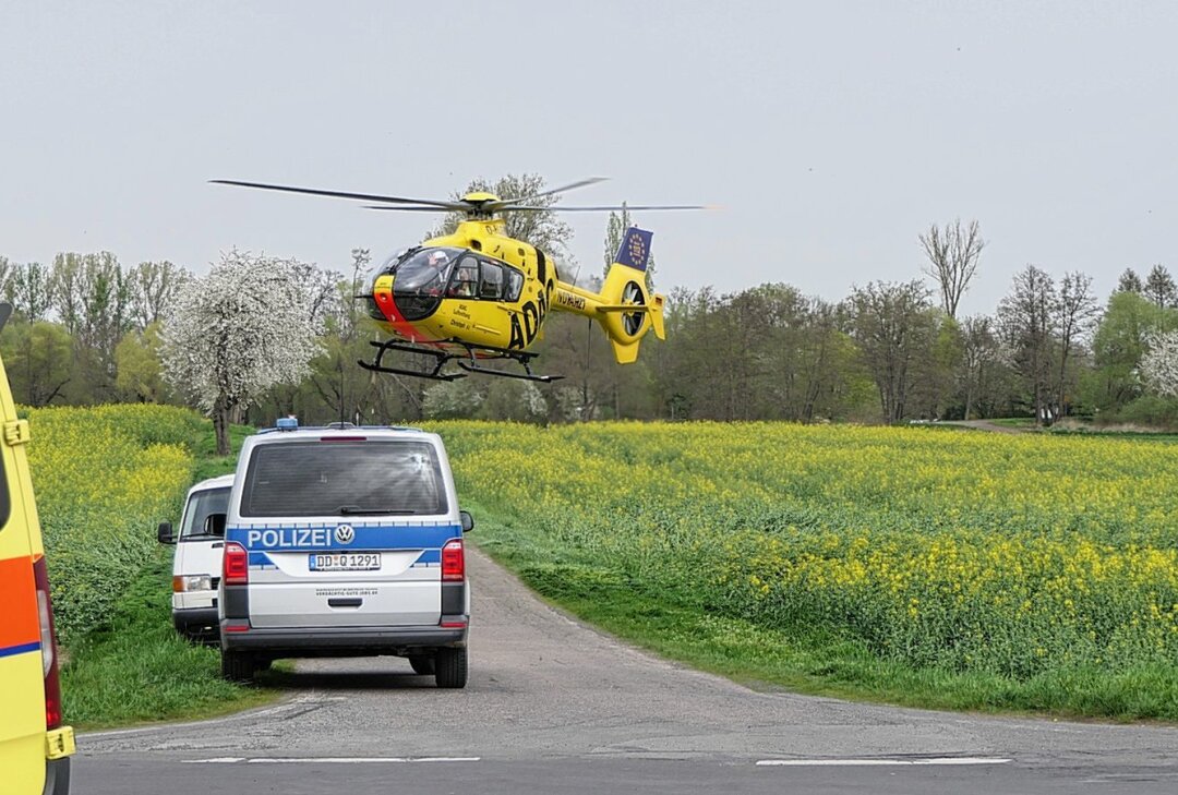 Fahrradfahrer bei Unfall schwer verletzt: Hubschrauber im Einsatz - Ein Fahrradfahrer wurde bei Grimma von einem PKW erfasst. Foto: Sören Müller