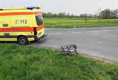 Fahrradfahrer bei Unfall schwer verletzt: Hubschrauber im Einsatz - Ein Fahrradfahrer wurde bei Grimma von einem PKW erfasst. Foto: Sören Müller