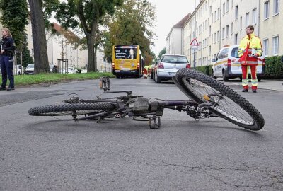 Fahrradfahrer verletzt sich bei Kollision in Dresden schwer - In Dresden kollidierte ein Fahrradfahrer mit einem Bus. Foto: Roland Halkasch