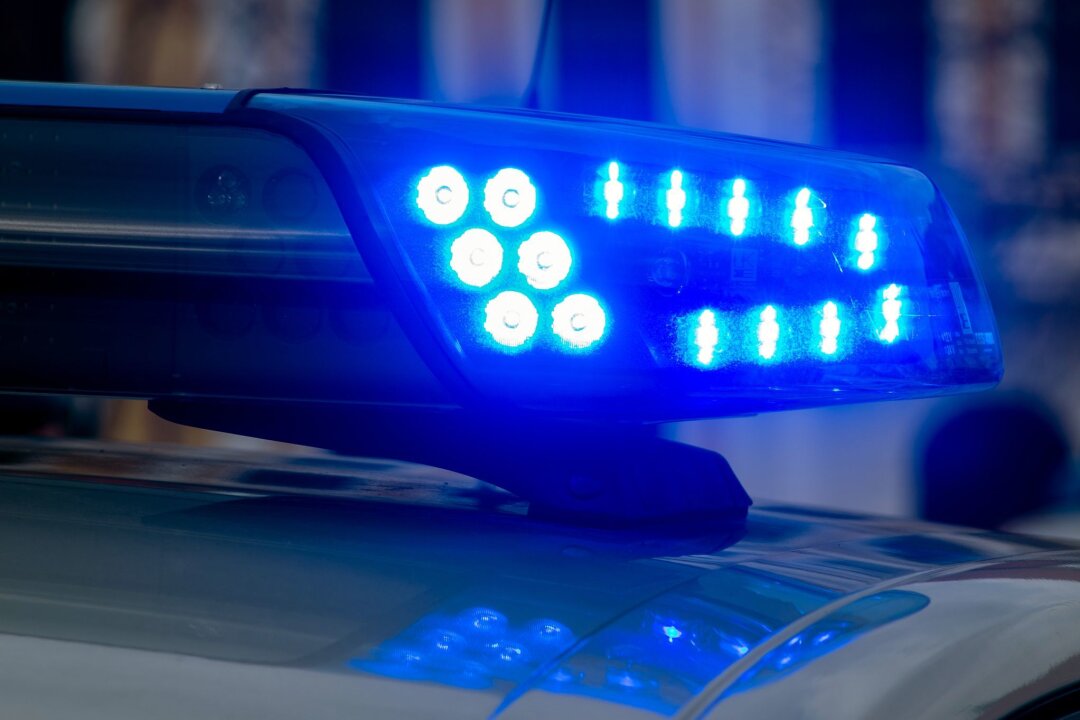Fahrradfahrerin in Leipzig von Lkw erfasst - Ein Blaulicht der Polizei leuchtet auf.