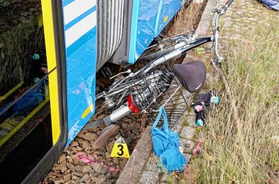 Fahrradfahrerin von Straßenbahn in Chemnitz tot gefahren - Möglicherweise übersah die 82-jährige Rentnerin die heranfahrende Bahn und kollidierte mit dieser. Die Frau erlag noch an der Unfallstelle ihren schweren Verletzungen. Foto: Harry Haertel