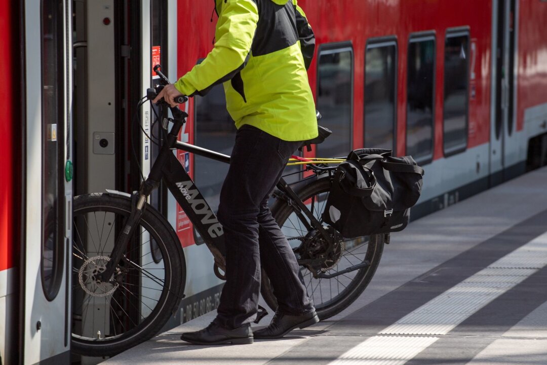 Fahrradmitnahme im Zug: Tipps für eine reibungslose Fahrt - Um ein reibungsloses und schnelles Ein- und Aussteigen zu gewährleisten, sollten sich Fahrgäste mit Fahrrädern auf mehrere Fahrradabteile auf dem Bahnsteig verteilen.