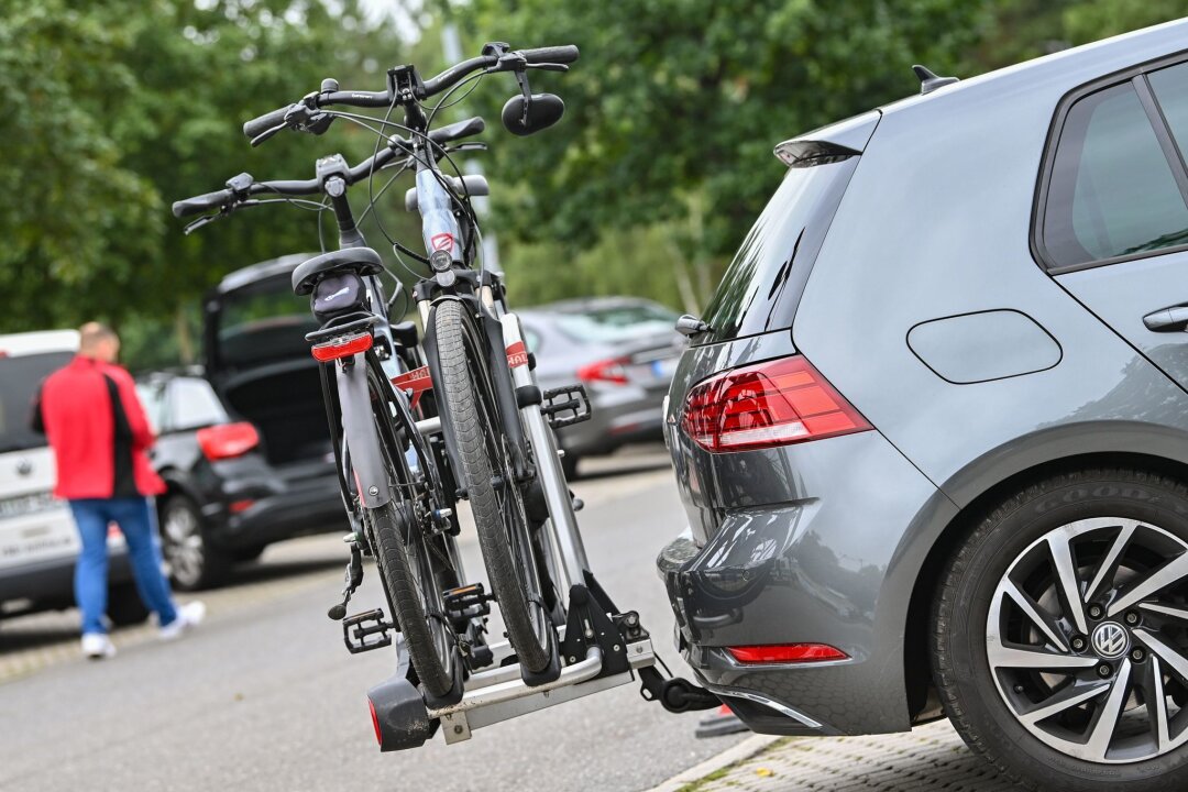 Fahrradträger vor dem Losfahren gründlich checken - Wenn die Räder mit den Urlaub sollen, sind Träger für die Anhängerkupplung eine Option.