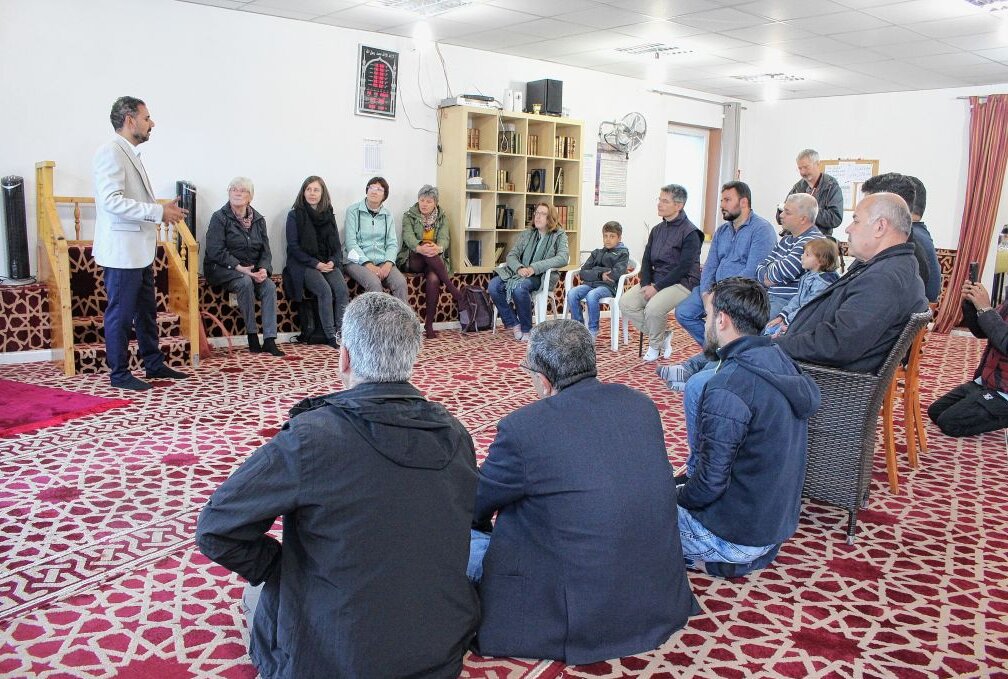 Im Gebetsraum der Männer erklärt der Hausherr die Gebetszeiten und die besonderen Rituale des muslimischen Gebetes. Foto: Renate Fischer