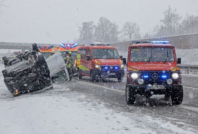 Fahrzeug auf A4 überschlagen: Drei Verletzte ins Krankenhaus eingeliefert - Ein Mercedes Kastenwagen hat sich auf der A4 überschlagen. Foto: Andreas Kretschel