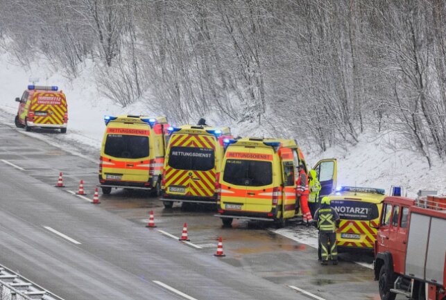 Fahrzeug auf A4 überschlagen: Drei Verletzte ins Krankenhaus eingeliefert - Ein Mercedes Kastenwagen hat sich auf der A4 überschlagen. Foto: Andreas Kretschel