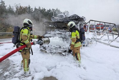 Fahrzeug brennt auf Autobahn vollständig aus: A4 über eine Stunde gesperrt - Zwischen der AS Dresden-Wilder Mann und der AS Dresden-Hellerau brannte auf der mittleren Fahrspur ein polnischer Kleintransporter Renault Master. Foto: Roland Halkasch