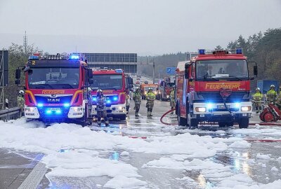 Fahrzeug brennt auf Autobahn vollständig aus: A4 über eine Stunde gesperrt - Die Feuerwehr war mit verstärkten Kräften Vorort. Foto: Roland Halkasch