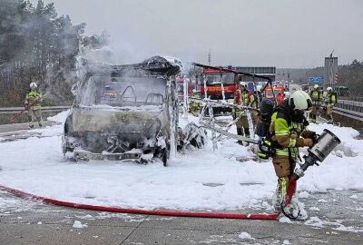Fahrzeug brennt auf Autobahn vollständig aus: A4 über eine Stunde gesperrt - Die Feuerwehr war mit verstärkten Kräften Vorort. Foto: Roland Halkasch