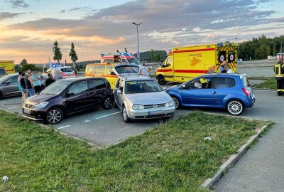 Fahrzeug kracht in einparkenden PKW: Vier Personen verletzt - In Gornau kam es zu einem schweren Verkehrsunfall. Foto: B&S