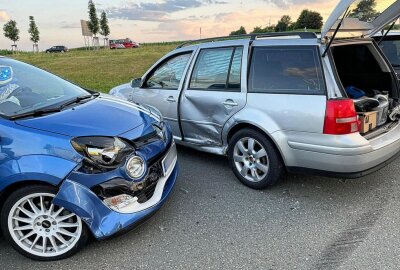 Fahrzeug kracht in einparkenden PKW: Vier Personen verletzt - In Gornau kam es zu einem schweren Verkehrsunfall. Foto: B&S