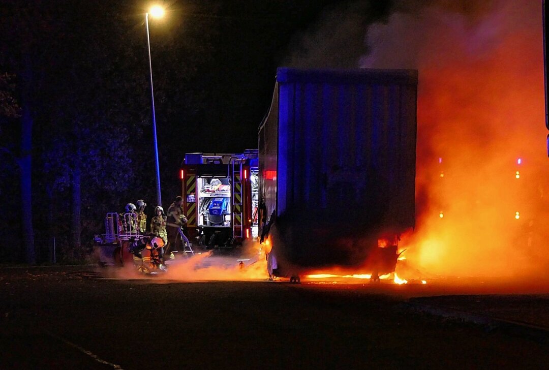 Fahrzeugbrand auf A14: Feuerwehreinsatz stoppt Brandausbreitung an Sattelzug - Auf einer Raststätte auf der A14 bei Grimma ging ein LKW in Flammen auf; die Feuerwehr konnte schlimmeres verhindern. Foto: Sören Müller