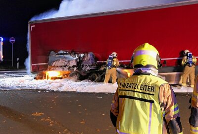 Fahrzeugbrand auf A14: Feuerwehreinsatz stoppt Brandausbreitung an Sattelzug - Auf einer Raststätte auf der A14 bei Grimma ging ein LKW in Flammen auf; die Feuerwehr konnte schlimmeres verhindern. Foto: Sören Müller