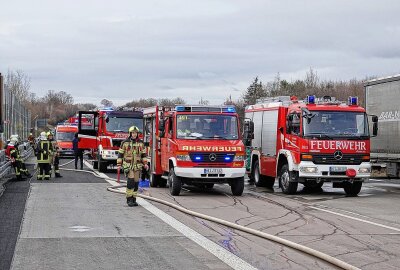 Fahrzeugbrand auf der A4: Stau nach Feuer an Sattelzug - Auf der A4 brannte ein Sattelzug. Foto: Roland Halkasch