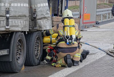 Fahrzeugbrand auf der A4: Stau nach Feuer an Sattelzug - Auf der A4 brannte ein Sattelzug. Foto: Roland Halkasch
