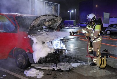Fahrzeugbrand im Elbepark - Auf dem Parkdeck des skandinavischen Einrichtungshauses IKEA brannte ein geparkter Kleinbus VW T4. Foto: Roland Halkasch