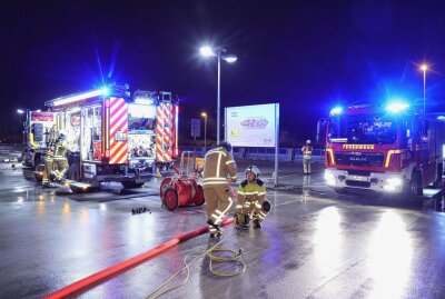 Fahrzeugbrand im Elbepark - Auf dem Parkdeck des skandinavischen Einrichtungshauses IKEA brannte ein geparkter Kleinbus VW T4. Foto: Roland Halkasch