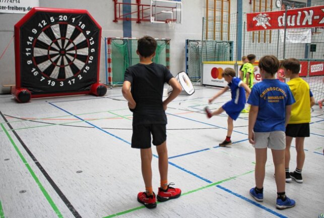 Fairplay Soccer Tour 2023 macht Halt in Freiberg - Die Jungs der Clemens-Winkler-Schule beim Fußball. Foto: Renate Fischer