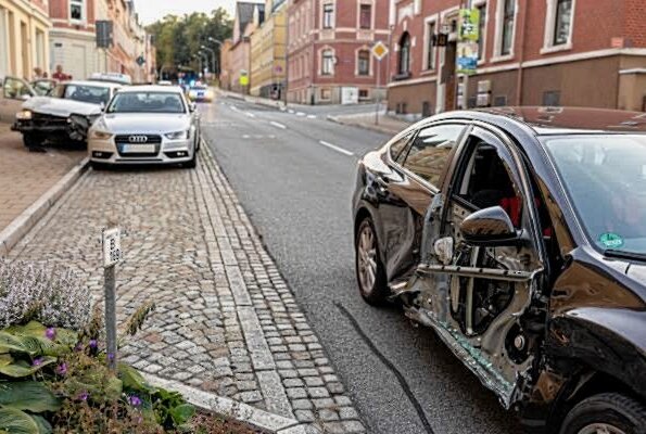 Falschfahrer kracht in geparkten PKW in Falkenstein. Der Sachschaden fällt sehr hoch aus. Bildrechte: B&S/David Rötzschke