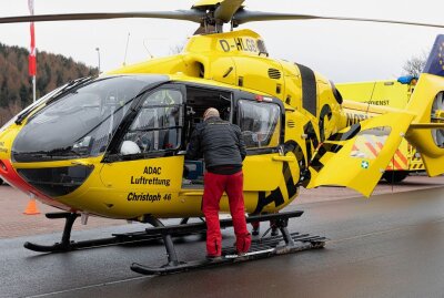 Falkenstein: Kind wird von PKW erfasst und schwer verletzt - Schwerverletztes Kind wird vom Rettungshubschrauber ins Klinikum geflogen. Foto: B&S