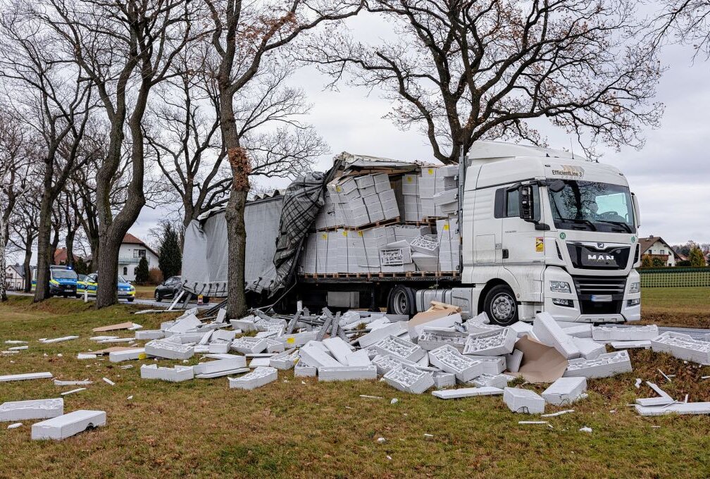 Falkenstein: LKW verliert Ware durch aufgerissene Plane - Ein LKW verlor in Falkenstein seine Ware auf der Straße. Foto: David Rötzschke