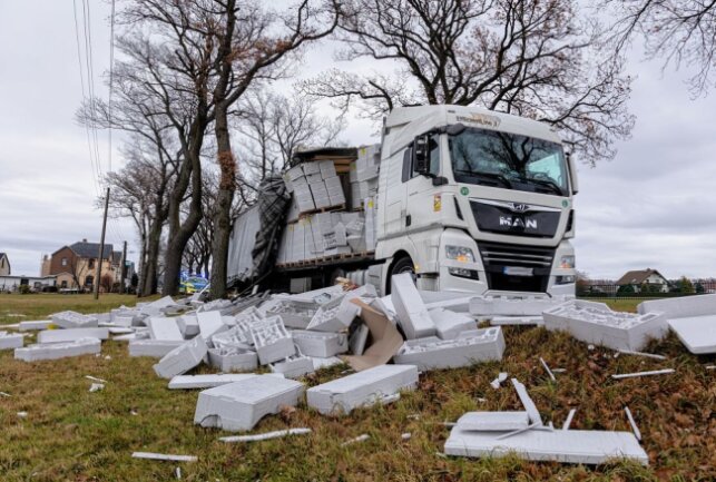 Falkenstein: LKW verliert Ware durch aufgerissene Plane - Ein LKW verlor in Falkenstein seine Ware auf der Straße. Foto :David Rötzschke