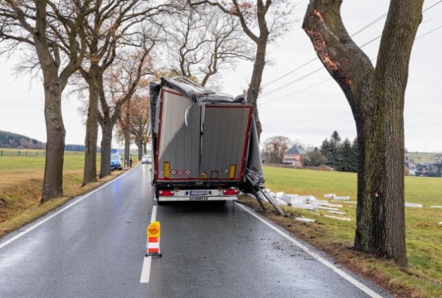 Falkenstein: LKW verliert Ware durch aufgerissene Plane - Ein LKW verlor in Falkenstein seine Ware auf der Straße. Foto: David Rötzschke