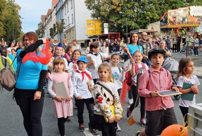 Falkensteiner feiern ausgelassen Kirmes - Zum Festumzug tauchten die Jungen und Mädchen der Falkensteiner Grundschule in die Schul-Historie ein. Foto: Thomas Voigt