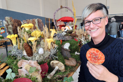 Falkensteiner feiern ausgelassen Kirmes - "Pilzdekorateurin"  Kristin Grüning  präsentierte für die Besucher in der Sporthalle künstliche und echte "Schwamme".