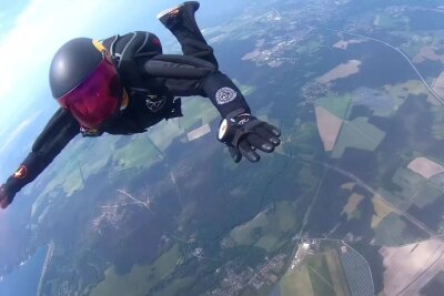 Fallschirmspringer Ulf Tietz: "Die ewige Sehnsucht, selber fliegen zu können" - Der 57-jährige Ulf Tietz aus Zwickau bei seinem liebsten Hobby: dem Fallschirmspringen.