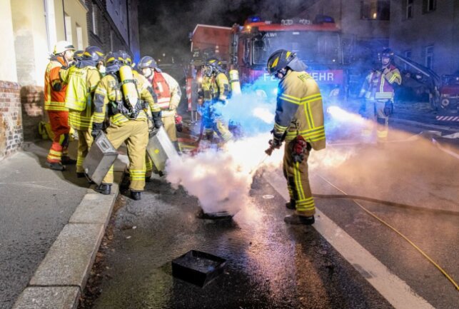 Falsch genutzter Ofen löst Feuerwehreinsatz in Stollberg aus - Einsatz der Feuerwehr in Stollberg. Foto: André März