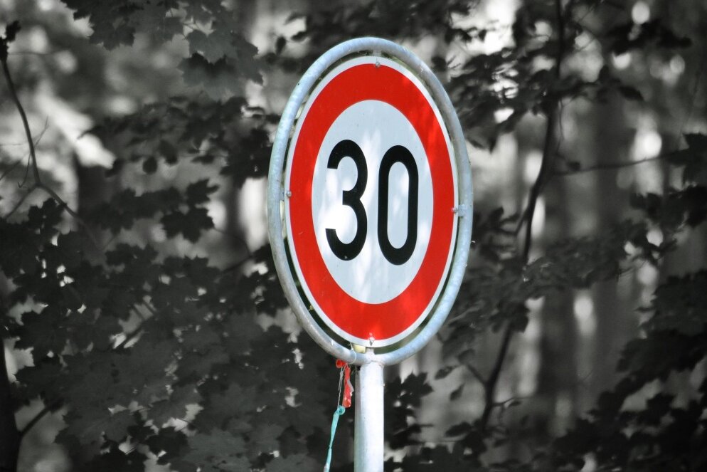 Falsches Verkehrsschild auf A4 sorgt für Bremsmanöver - Falsches Verkehrsschild auf A4 sorgt für Bremsmanöver. Foto: pixabay