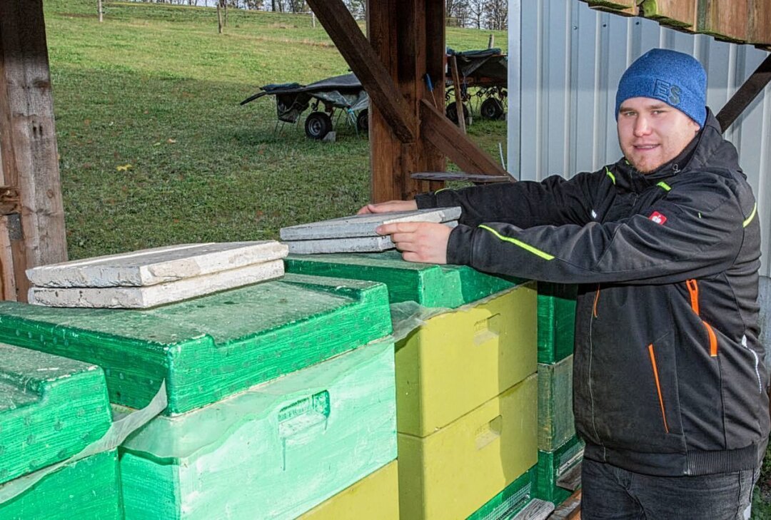 Familienbetrieb aus dem Erzgebrige gewinnt Fördermittel bei Kreativwettbewerb - Sebastian Oehme hegt etwa zehn Bienenvölker. Derzeit befinden sie sich in Winterruhe. Foto: Jan Görner