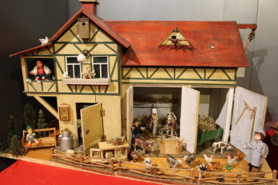 Familiennachmittag im Limbacher Esche-Museum - Neben den weihnachtlichen Stuben gibt es auch allgemeine Modelle wie diesen Bauernhof zu bestaunen. Foto: Annett Büchner