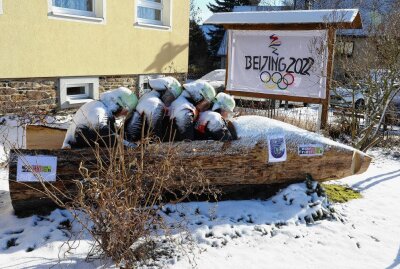 Familienprojekt Biathlon-Stadion landet einen Volltreffer - Ganz Niederlauterstein präsentiert sich derzeit bunt geschmückt, um die deutschen Olympioniken und insbesondere Anschieber Candy Bauer zu unterstützen. Foto: Thomas Fritzsch/PhotoERZ